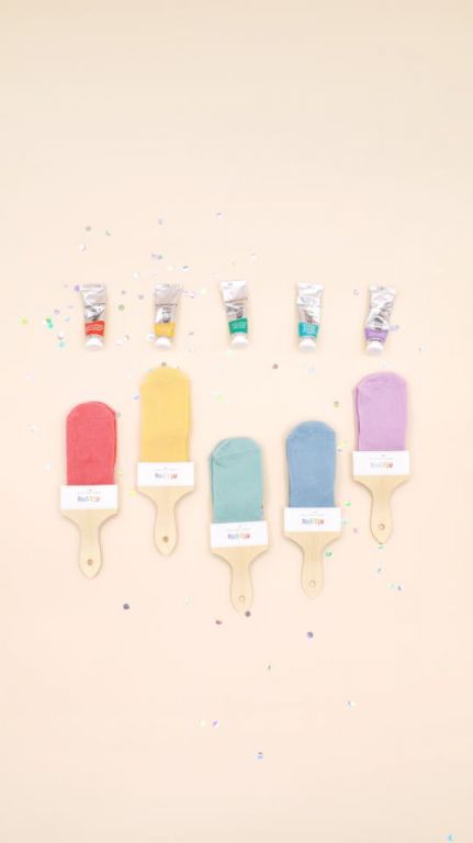 Detalhe da sola de silicone antiderrapante das meias Attipas ATTISOCKS, mostrando o padrão de aderência para segurança do bebé.