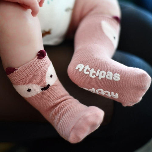 Detalhe da sola de silicone antiderrapante das meias Attipas ATTISOCKS, focando na tração essencial para bebés em superfícies lisas.
