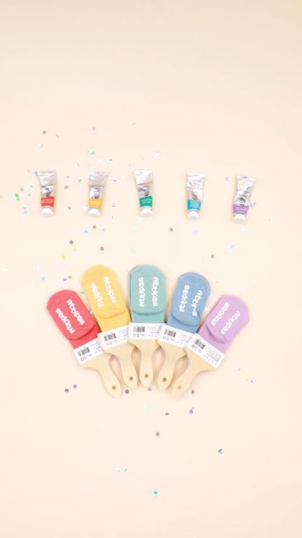 Meias Attipas ATTISOCKS de bambu, suaves e respiráveis, dobradas, exibindo a variedade de cores vibrantes disponíveis.