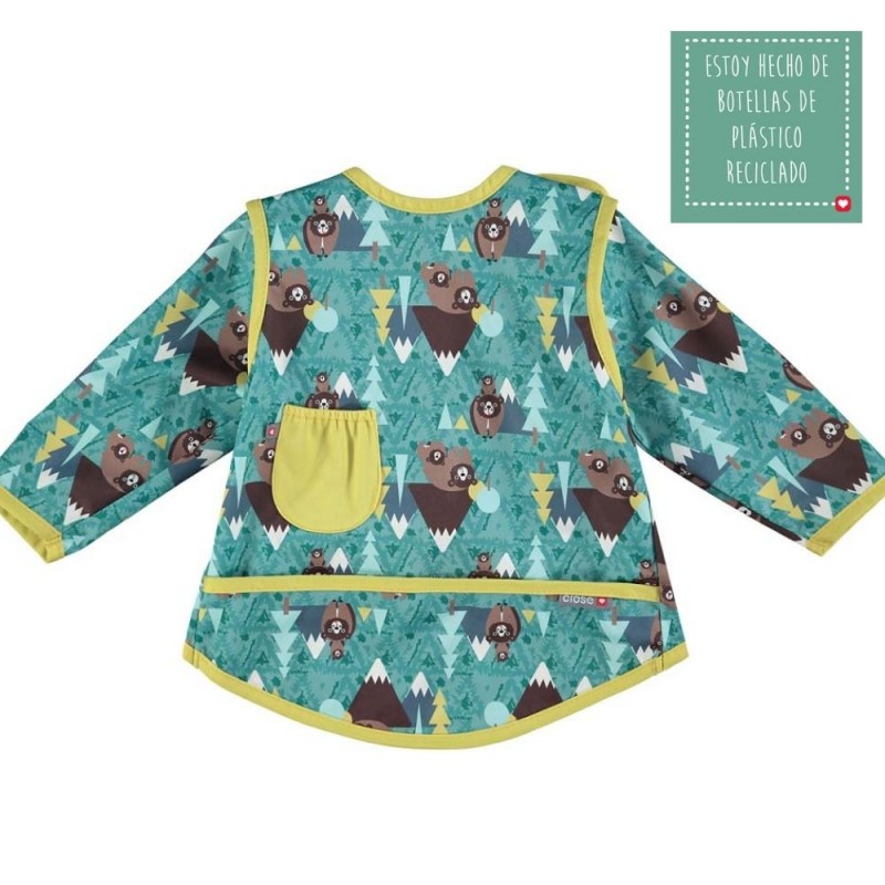 Babete com mangas da Close com padrão de ursos e montanhas, feito de plástico reciclado.