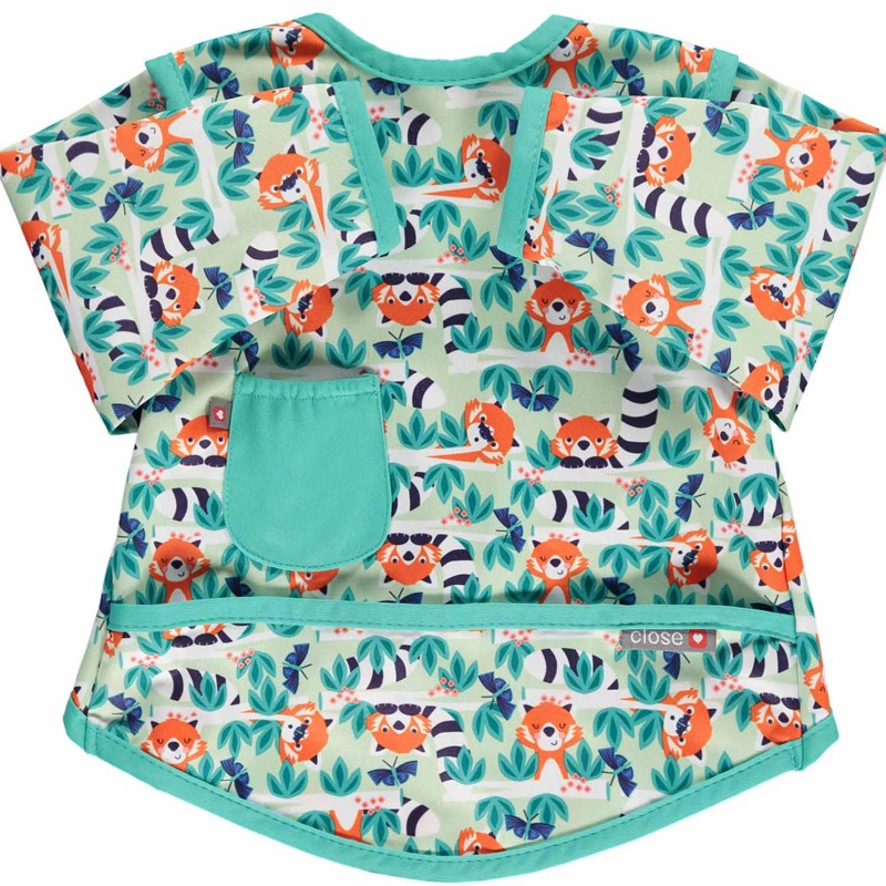 Babete de alimentação Close com mangas, detalhe do design em tecido impermeável.