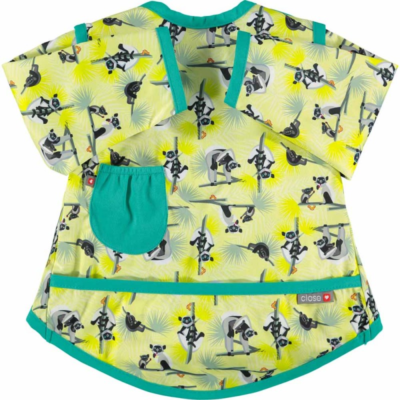 Babete de bebé com mangas da marca Close, padrão divertido de animais, vista de costas com abertura.