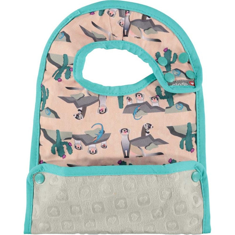 Babete reversivel Close com padrao colorido e bolso de recolha de comida