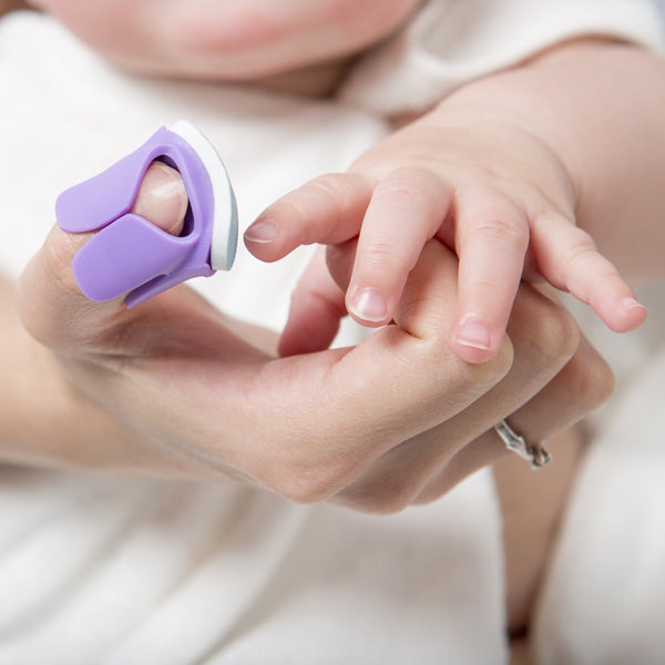 Mão de adulto com Baby Nails e prémios de qualidade visíveis.