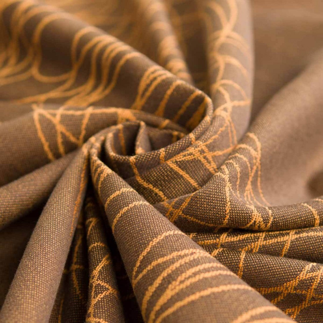 Close-up do pano tecido Hoppediz T6 New York Mocca Gold, destacando a textura e a cor vibrante do algodão orgânico.