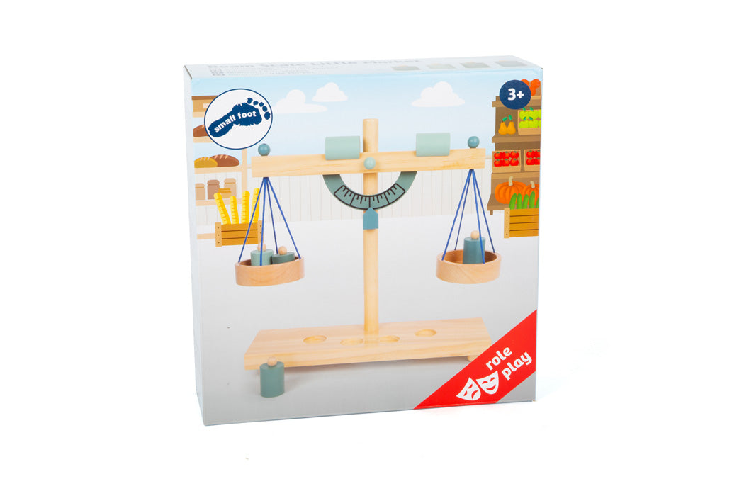 Caixa da balança de madeira small foot, com imagem do produto e indicação da idade recomendada (3+), ideal para oferta.