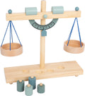 Imagem da balança de madeira small foot com todos os seus componentes, mostrando a sua estrutura completa e funcionalidade.