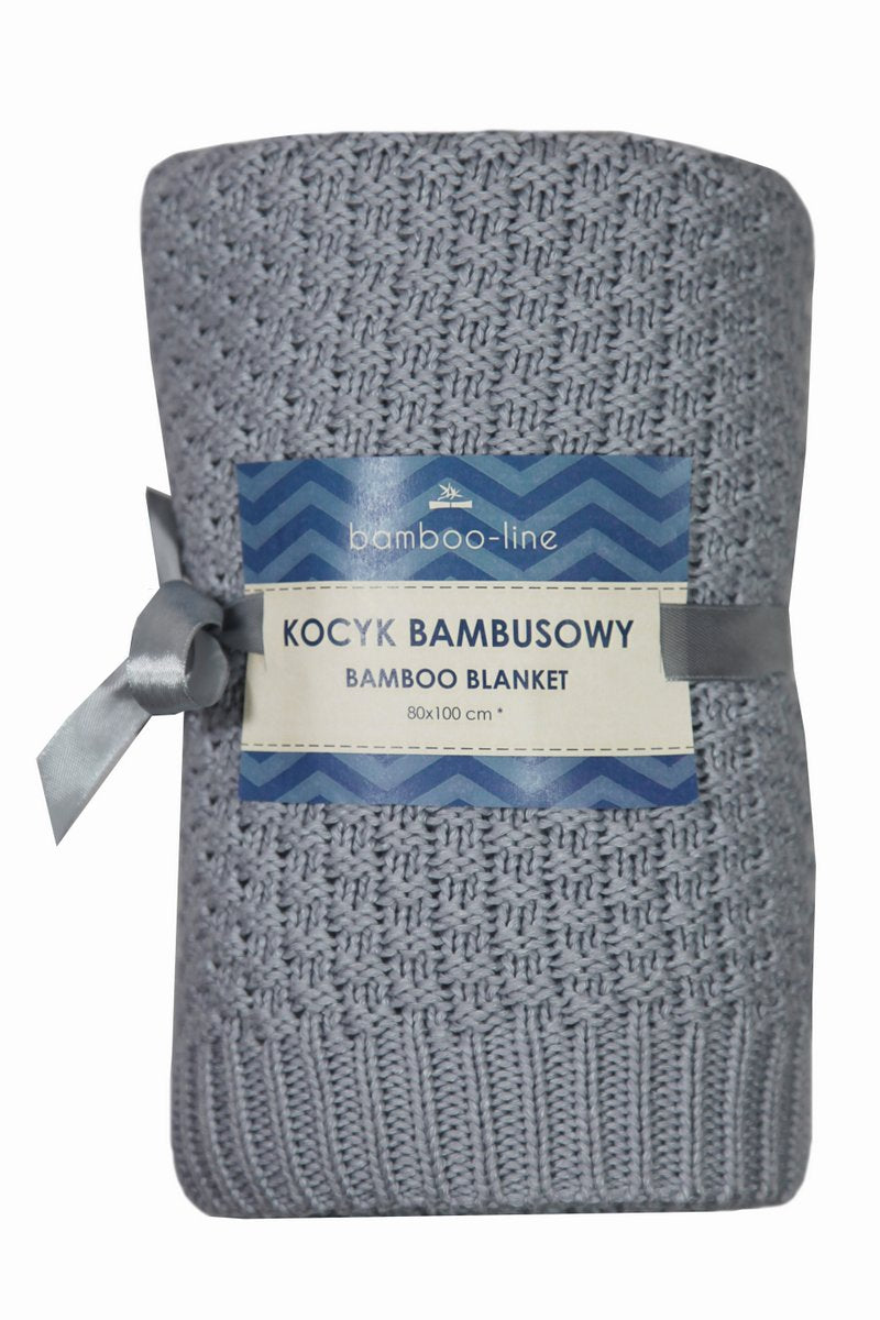 Manta Bamboo Line cinza, dobrada em formato quadrado, exibindo a textura suave da mistura de bambu e algodão. Ideal para berço.