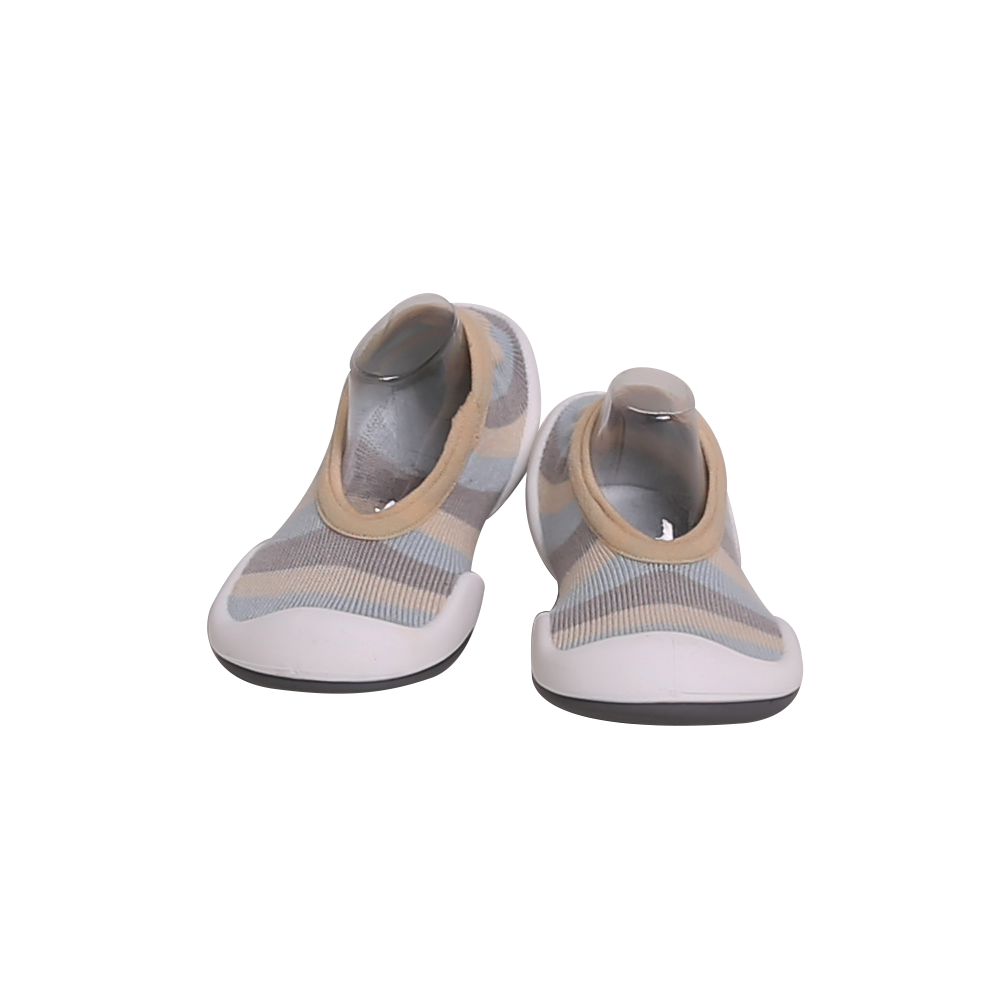 Par de Banannas Baby Shoes em tons neutros de cinza e bege, com uma sola flexível e antiderrapante. O design minimalista e o ajuste tipo meia proporcionam máximo conforto e liberdade de movimento, ideal para os primeiros passos do bebé.

