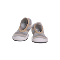 Par de Banannas Baby Shoes em tons neutros de cinza e bege, com uma sola flexível e antiderrapante. O design minimalista e o ajuste tipo meia proporcionam máximo conforto e liberdade de movimento, ideal para os primeiros passos do bebé.

