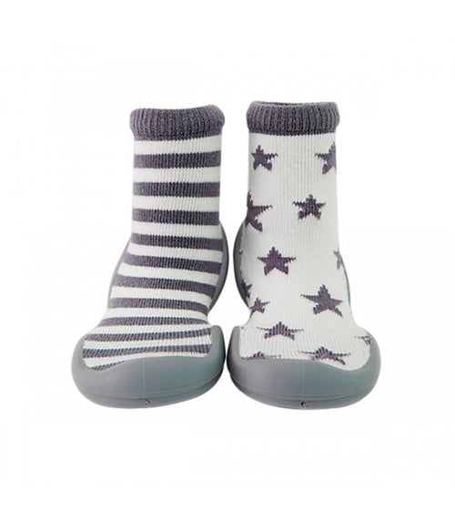 Sapatos meia Banannas com padrão de estrelas e riscas cinzentas e brancas.