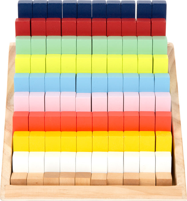 Vista superior do conjunto de barras de cálculo small foot XL, mostrando a organização das peças por cores e tamanhos na base de madeira.