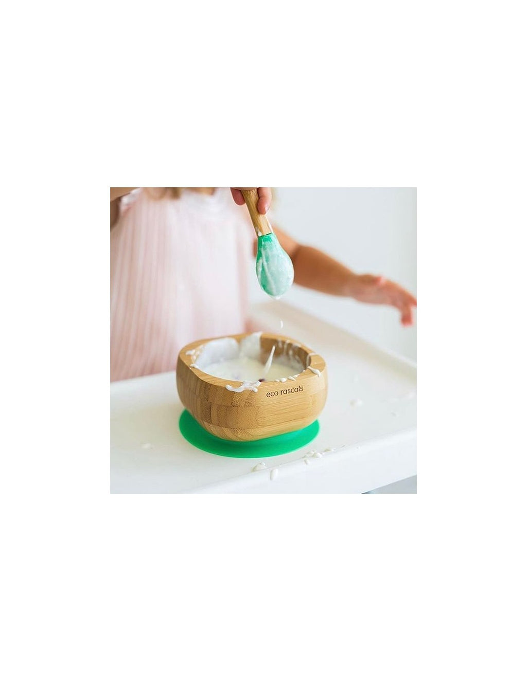 Criança sentada na cadeira da papa a usar a tigela de bambu eco rascals verde com papa de iogurte
