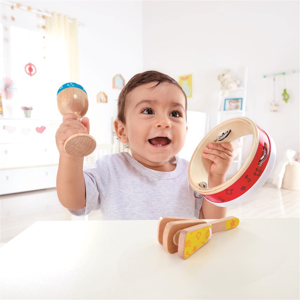 Bebé a brincar com instrumentos musicais de madeira da Hape