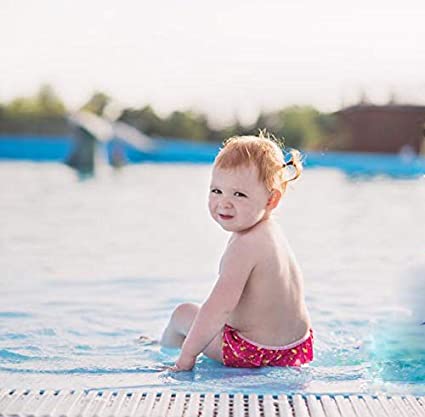 Bebé a brincar na piscina com cueca fralda ImseVimse.