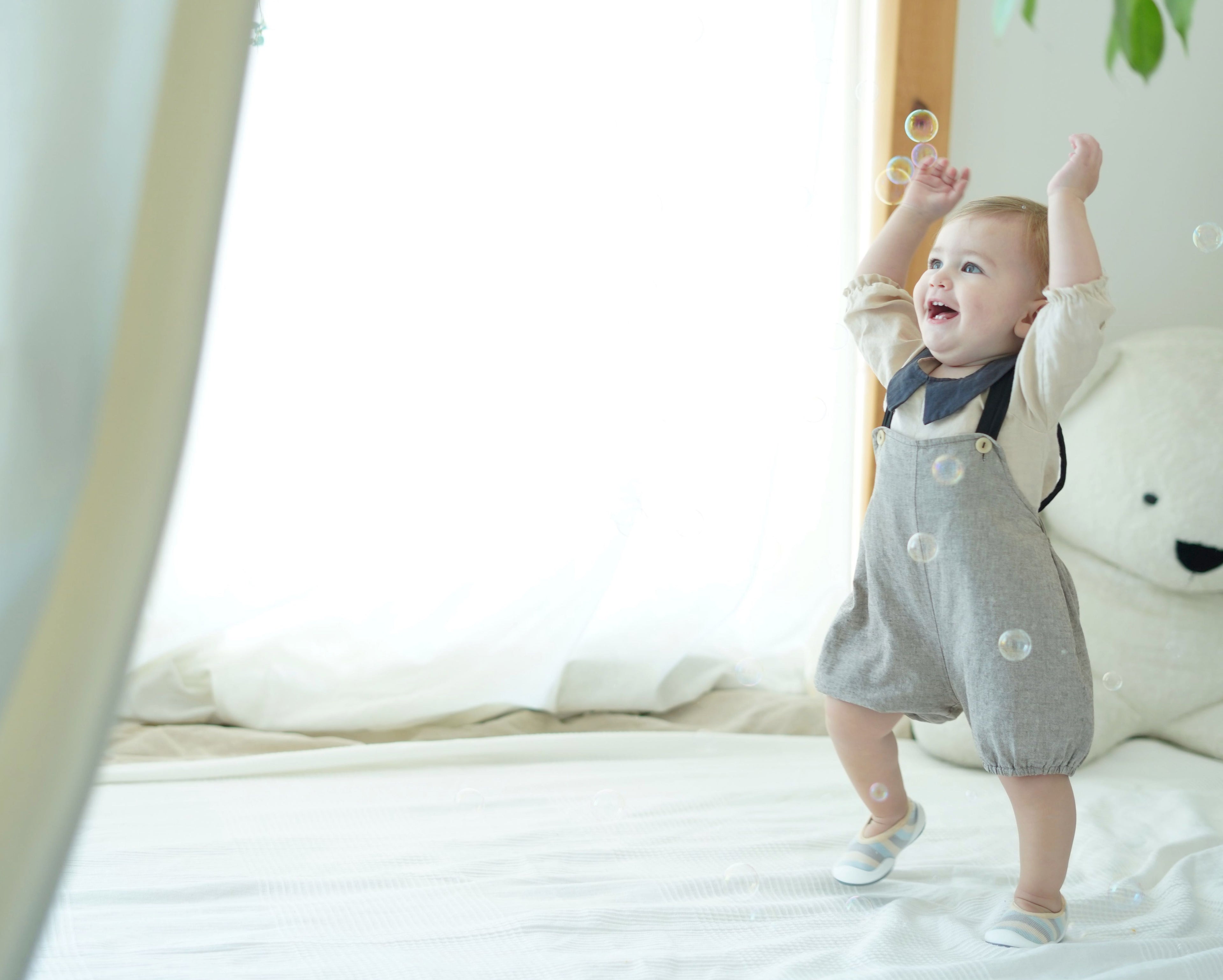 Bebé a dar os primeiros passos com os Banannas Baby Shoes em tons neutros. A leveza e flexibilidade da sola permitem uma experiência barefoot autêntica e segura, promovendo o desenvolvimento natural dos pés.

