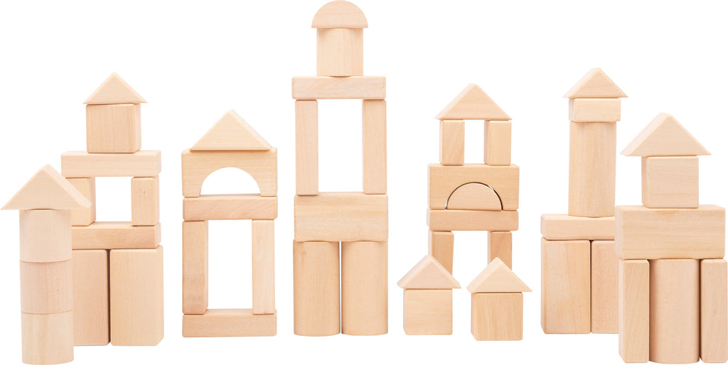 Conjunto de 50 blocos de construção de madeira natural small foot, dispostos em várias construções, mostrando a variedade de formas e tamanhos.