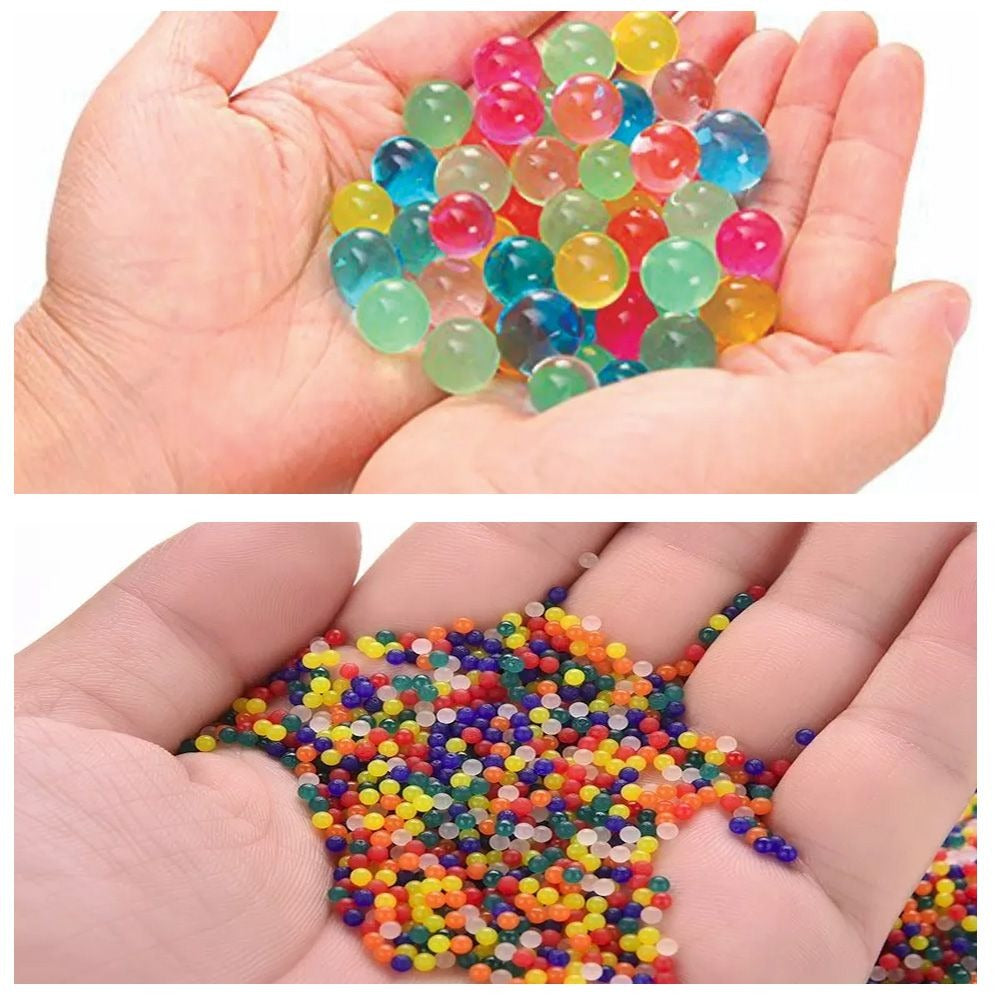 Mãos a segurar bolinhas sensoriais de gel coloridas e transparentes em diferentes estados de expansão.