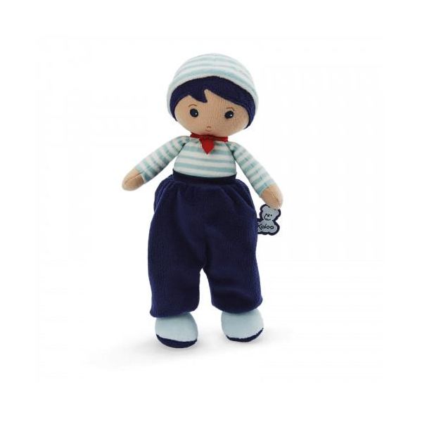 Boneco de pano Lucas da Kaloo com 25 cm, vestido com roupa azul e riscas, em fundo branco.