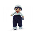 Boneco de pano Lucas da Kaloo com 25 cm, vestido com roupa azul e riscas, em fundo branco.