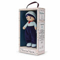 Boneco de pano Lucas da Kaloo dentro da sua caixa de oferta original, vista de lado.
