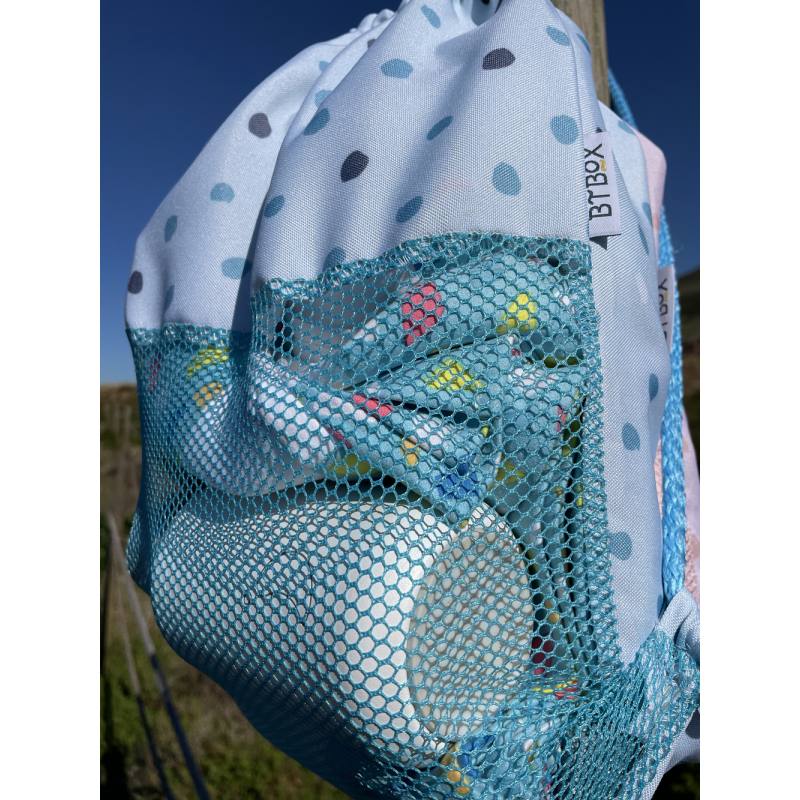 Detalhe das alças ajustáveis e reforçadas da mochila Btbox, fabricada em nylon resistente.