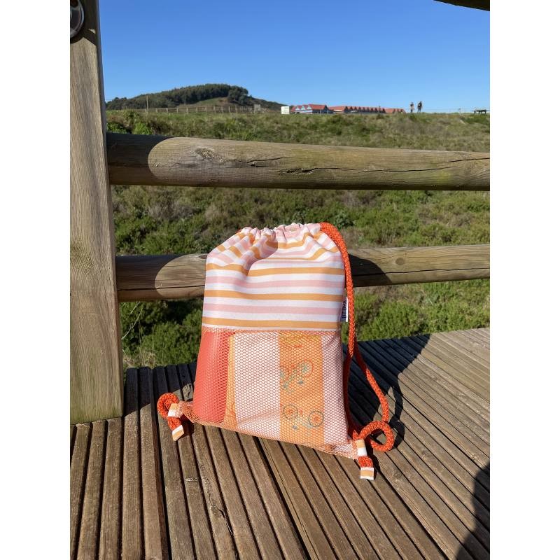 A mochila Btbox aberta, exibindo o grande compartimento principal e a etiqueta interna para identificação do nome.