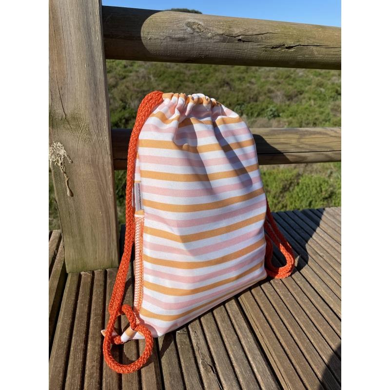 Detalhe da parte traseira da mochila Btbox, mostrando o painel impermeável para isolar a roupa molhada.