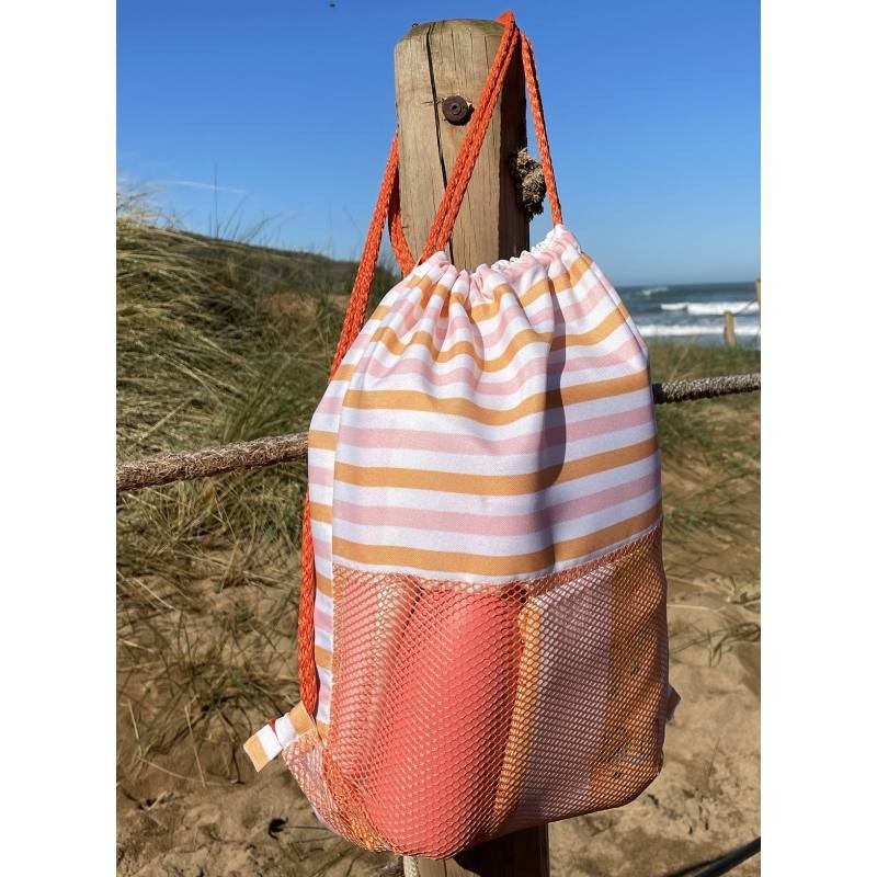 Vista frontal da mochila Btbox azul-clara, destacando o tecido anti-areia e o fecho de correr. Ideal para praia e piscina.