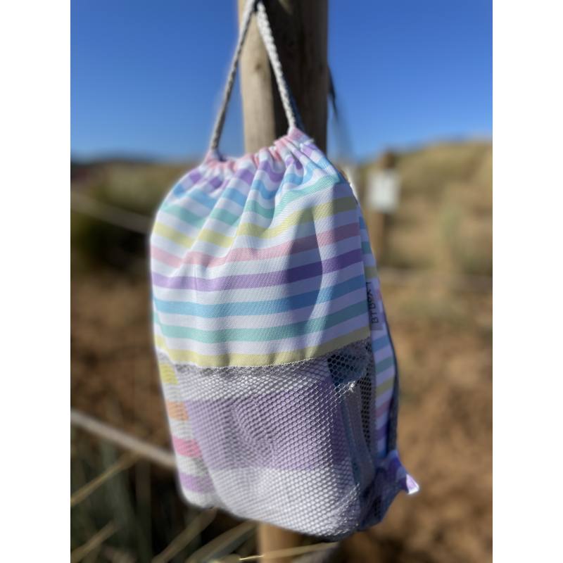 A mochila Btbox dobrada e compacta, demonstrando a facilidade de arrumação quando não está em uso.