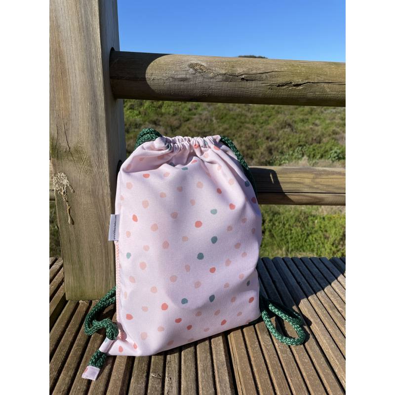 Detalhe do tecido de nylon resistente da mochila Btbox, mostrando a textura e a costura de qualidade.