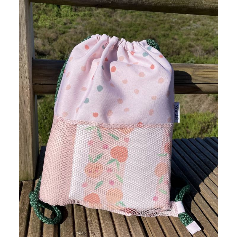 A mochila Btbox aberta, mostrando o espaço de arrumação amplo para toalhas, brinquedos e acessórios de praia/piscina.