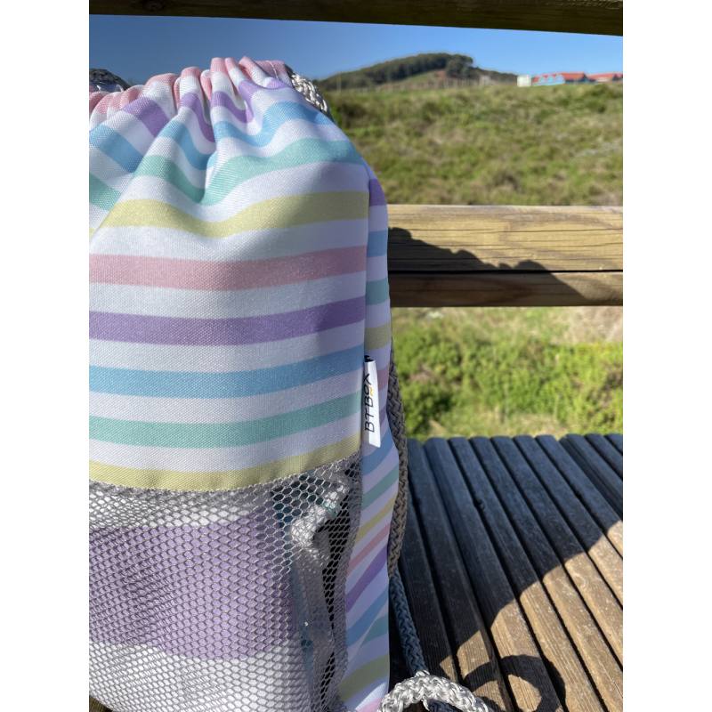 Close-up da etiqueta interna da mochila Btbox, onde se pode escrever o nome do proprietário para identificação.