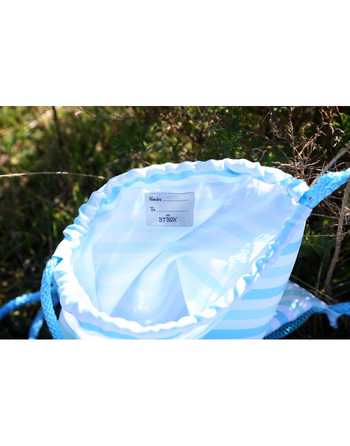 Interior da mochila Btbox, mostrando a etiqueta para nome ("Nombre / Tfn") e o forro interior que evita a passagem de humidade.