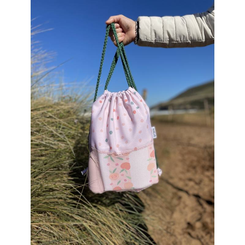 Interior da mochila Btbox, destacando o forro impermeável que impede a passagem de humidade de fatos de banho molhados.