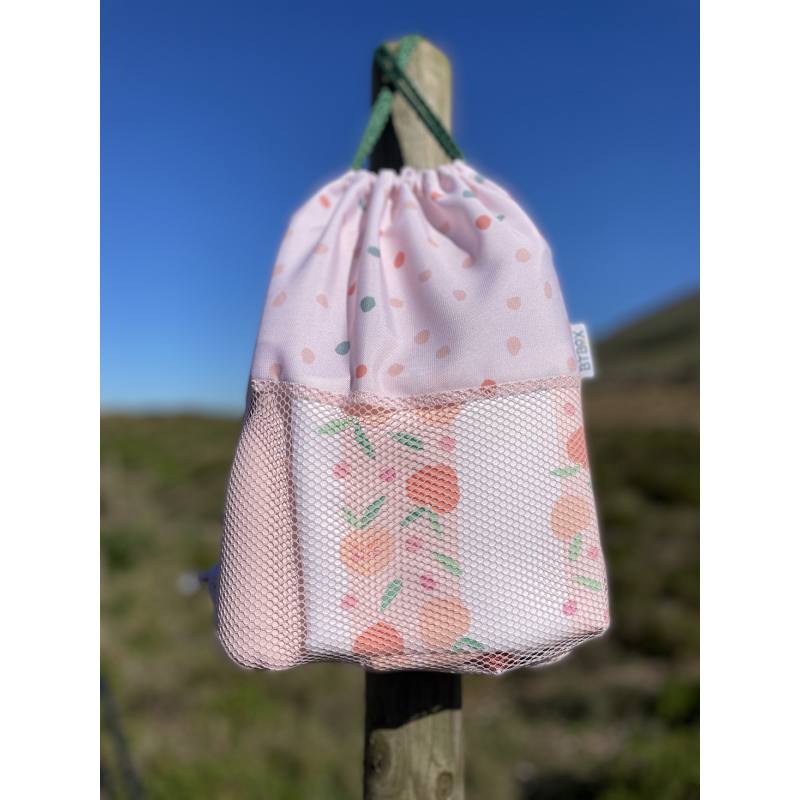 Vista traseira da mochila Btbox com alças ajustáveis em tecido preto, prontas para serem usadas ao ombro.