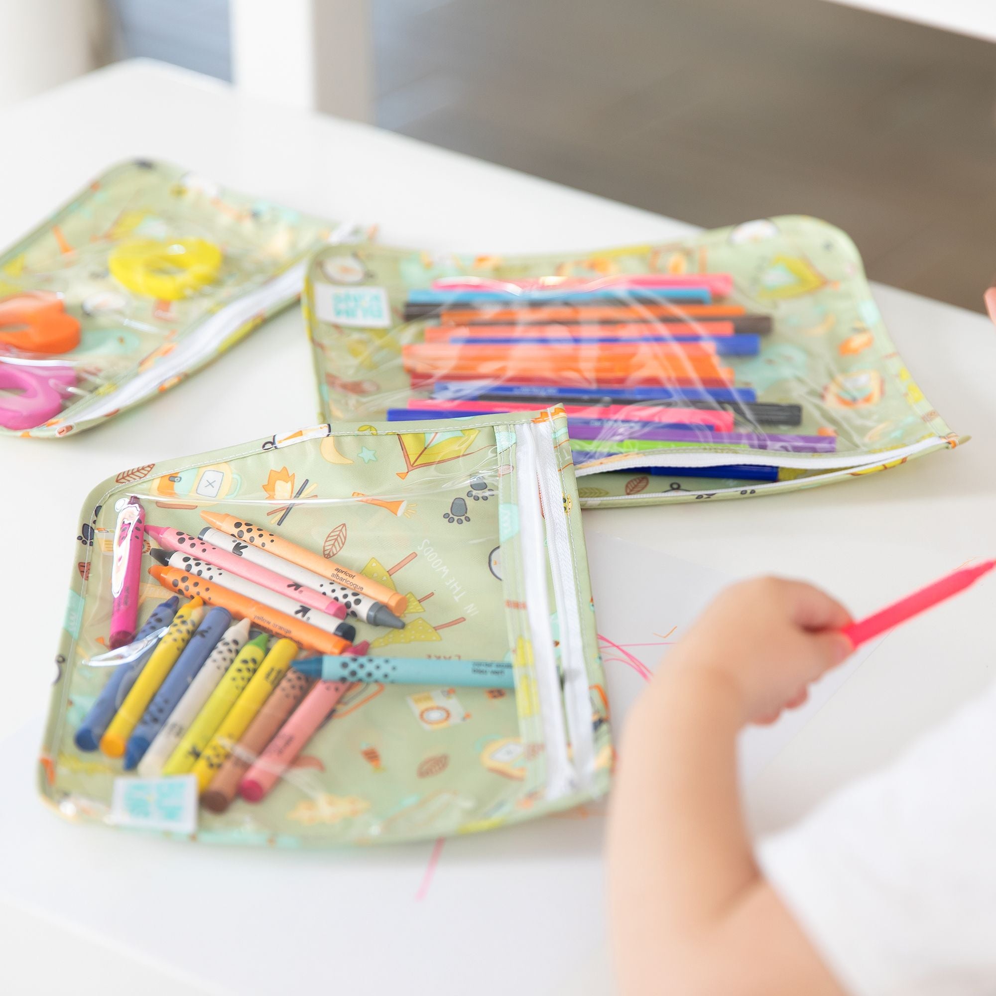 Três bolsas transparentes organizadoras Bumkins com lápis e marcadores de colorir para crianças