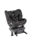 Cadeira auto preta com base ISOFIX e proteção lateral, posicionada para visualização frontal em três quartos.