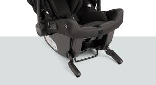 Detalhe do arnês de 3 pontos e do encosto de cabeça Tailor tech™ ajustável na cadeira auto Nuna Pipa Urbn, focando no conforto e segurança.