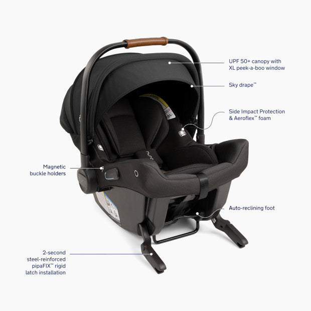 Bebé confortavelmente instalado na cadeira auto Nuna Pipa Urbn, com a capota UPF 50+ estendida e a funcionalidade Dream drape™ para privacidade.