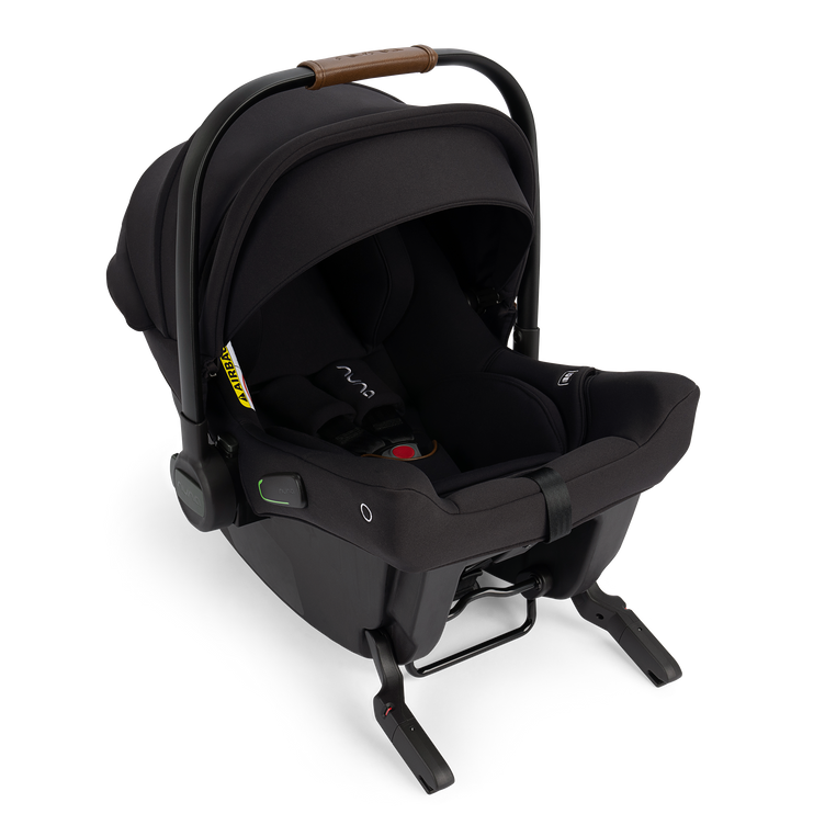 Detalhe da instalação da cadeira auto Nuna Pipa Urbn sem base, mostrando os conectores ISOFIX integrados prontos para encaixe rápido no veículo.