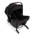 Detalhe da instalação da cadeira auto Nuna Pipa Urbn sem base, mostrando os conectores ISOFIX integrados prontos para encaixe rápido no veículo.