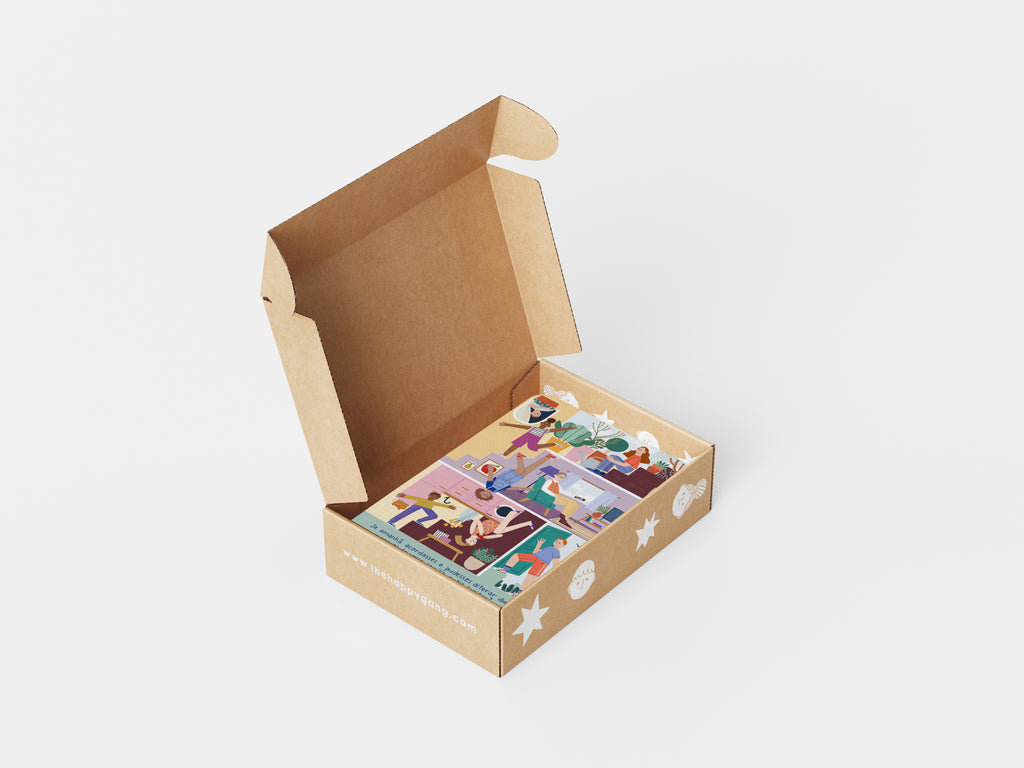 Caixa aberta de cartão, mostrando o interior com as cartas do jogo "Vamos Conversar?" da The Happy Gang.