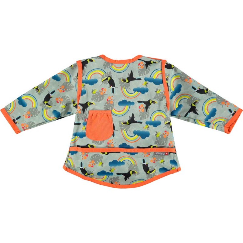 Camisa de alimentação Close com padrão de papagaios-do-mar e arco-íris, vista frontal com bolso.