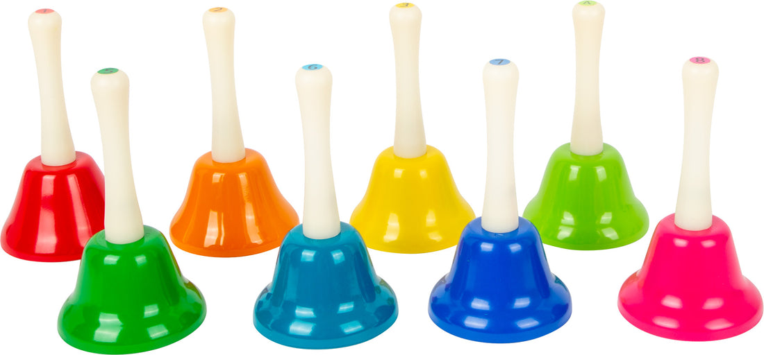 Conjunto de 8 campainhas coloridas da small foot, afinadas com as notas musicais, com cabos brancos e numeradas. Inclui partitura com canções infantis.