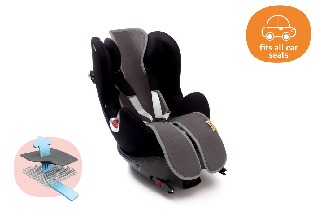Capa anti transpirante Aeromoov AirLayer 3D cor cinzenta instalada numa cadeira auto preta, com ícone de circulação de ar e indicação 'fits all car seats'.
