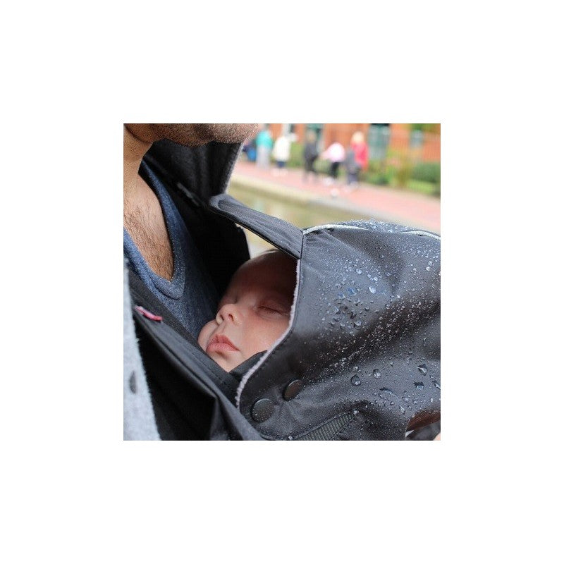 Demonstração da compatibilidade universal da capa Close Cocoon Black com diferentes tipos de porta-bebés ergonómicos.