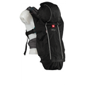 Capa babywearing Close Cocoon Black impermeável e corta-vento instalada num porta-bebés ergonómico.