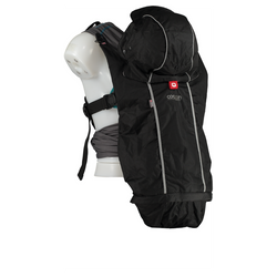 Capa babywearing Close Cocoon Black impermeável e corta-vento instalada num porta-bebés ergonómico.