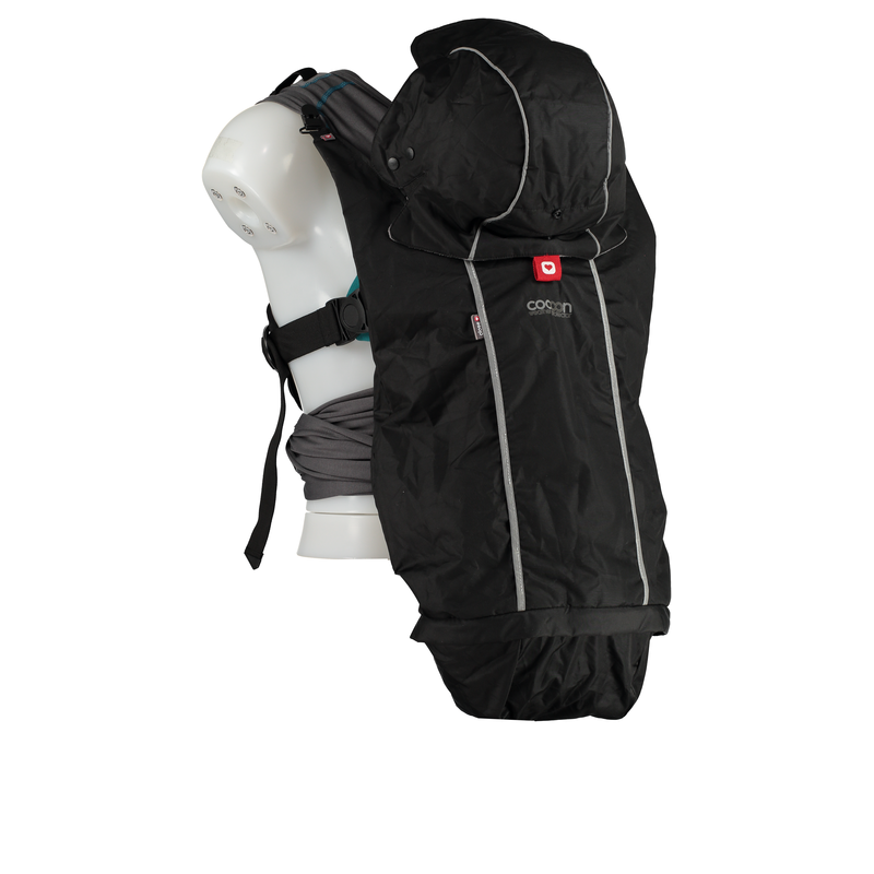 Capa babywearing Close Cocoon Black impermeável e corta-vento instalada num porta-bebés ergonómico.